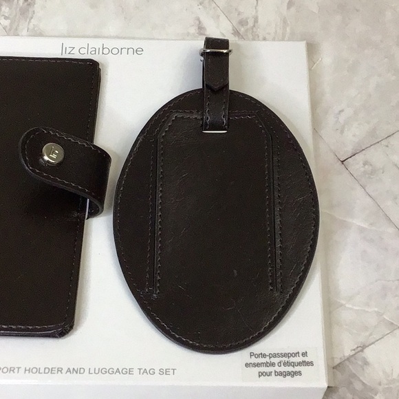 Liz Clairborne passport holder and luggage tag set - Picture 3 of 3